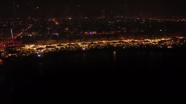 Fantástico horizonte noturno com arranha-céus iluminados. Vista elevada do centro de Dubai, Emirados Árabes Unidos. Fundo de viagem colorido. Bela vista da noite de Dubai com lanternas, o rio e vida noturna — Vídeo de Stock