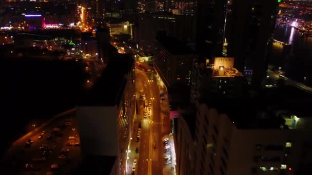 Dubai skyline por la noche con hermosa ciudad con luces cerca de su carretera más transitada. Hermosas vistas nocturnas de Dubai. Antena — Vídeo de stock