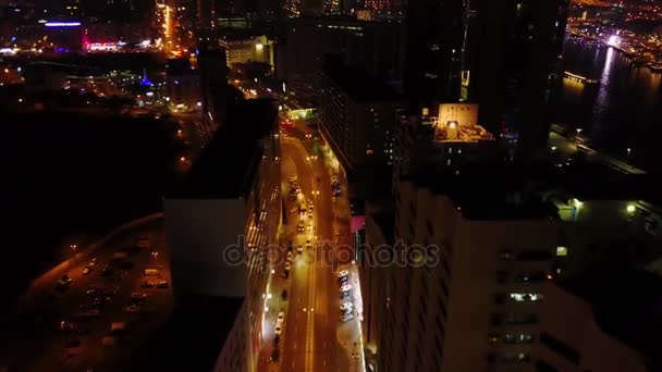 Dubai skyline por la noche con hermosa ciudad con luces cerca de su carretera más transitada. Hermosas vistas nocturnas de Dubai. Antena — Vídeo de stock