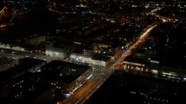 Işık yollar modern binasında. Şehrin trafik ile gece hayatı. Gece hayatı kavramı