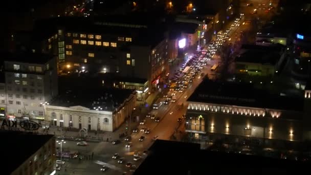 Sentiers lumineux sur le bâtiment moderne. La vie de la ville la nuit avec la circulation. Concept de vie nocturne — Video