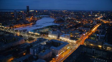 Gökdelenler City gece, üst görünümden bir bina aydınlatma ile. Gece şehir gökdelenler en iyi manzaralı. Timelapse