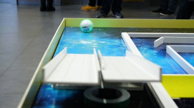 Robot top yolda. Küre-robot labirent içinde taşır. Sunu robotlar alanında yeni teknolojilerin
