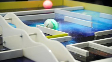 Robot top yolda. Küre-robot labirent içinde taşır. Sunu robotlar alanında yeni teknolojilerin