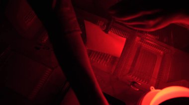 Karanlık oda yazdırma işlemi fotoğrafçı fotoğraf üretmek için Büyütücü kullanarak yazdırır. Kırmızı karanlık bir odada çalışan kadın