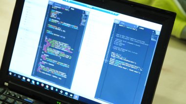 Programcı oturma - laptop programlama kod yazma. Geliştirici compute web geliştirme coder iş tasarım yazılım closeup programlama kodu programı kodlama