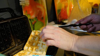 Viyana waffle tost makinesi portakal yığını. Adam mutfakta Viyana waffle hazırlar. ooking Viyana gözleme