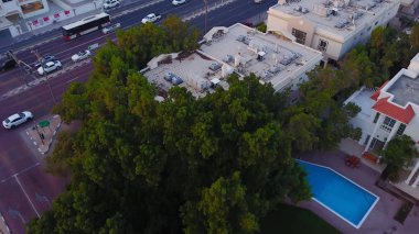 Dubai şehrinin çevrenin en iyi görünümü. En iyi görünüm güzel, temiz bir şehir trafik. Dubai yerleşim alanı yukarıdan izlendi