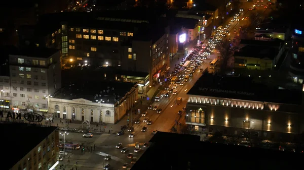 Lätta spår på den moderna byggnaden. Livet i staden på natten med trafik. Begreppet nattliv — Stockfoto