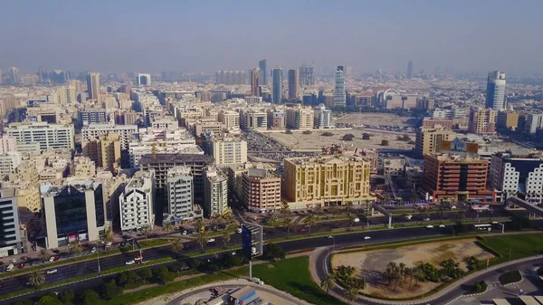 Vacker panoramautsikt över scen av Dubai city i Uae. Visa från ovan. Ovanifrån av Dubai, vackra hem, transport interchange, trafiken — Stockfoto