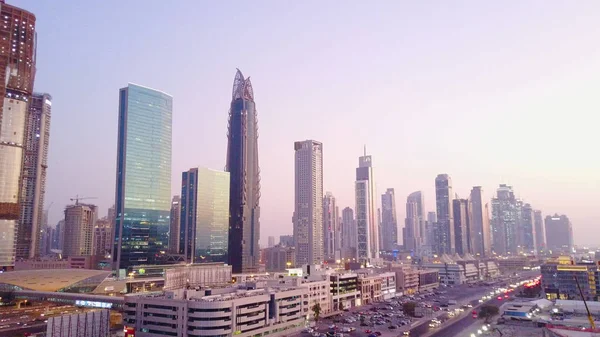 Belle vue aérienne avec ciel du sommet au lever du soleil et bâtiments et infrastructures futuristes de la ville. Dubaï, Émirats arabes unis. Vue du dessus de Dubaï au lever du soleil — Photo