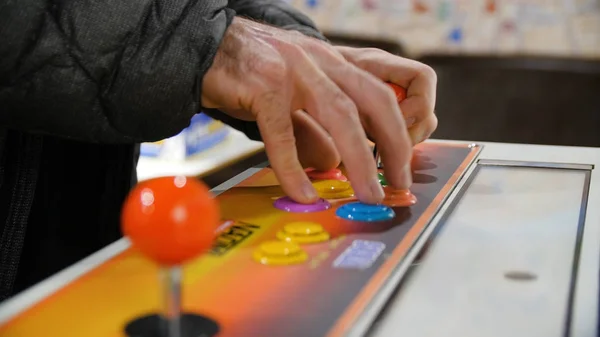 Mann spielt alte Spielkonsole. Steuerknüppel eines alten Arcade-Videospiels - Coin-op. Nahaufnahme eines Mannes, der Arcade-Spiele mit dem Steuerknüppel auf der alten Konsole spielt — Stockfoto