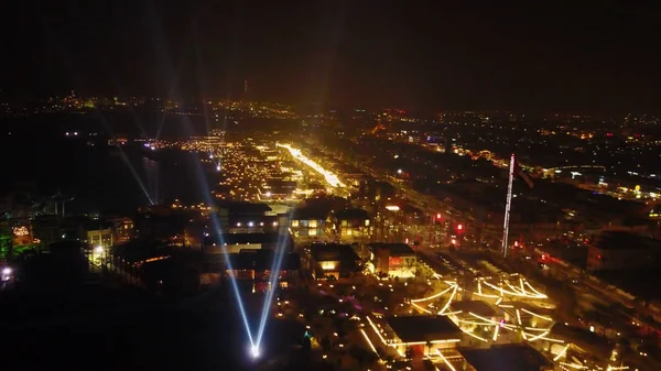 Dubai Marina stadsbild i sommarnatten, Förenade Arabemiraten. Ovanifrån av natt stranden i Dubai — Stockfoto