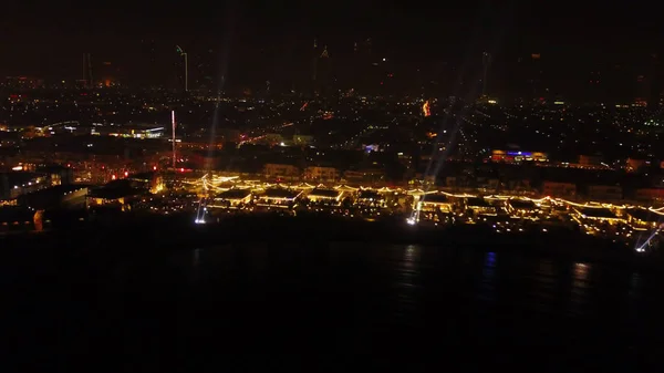 Fantástico horizonte nocturno con rascacielos iluminados. Vista elevada del centro de Dubai, Emiratos Árabes Unidos. Fondo de viaje colorido. Hermosa vista de la noche de Dubai con linternas, el río y la vida nocturna — Foto de Stock