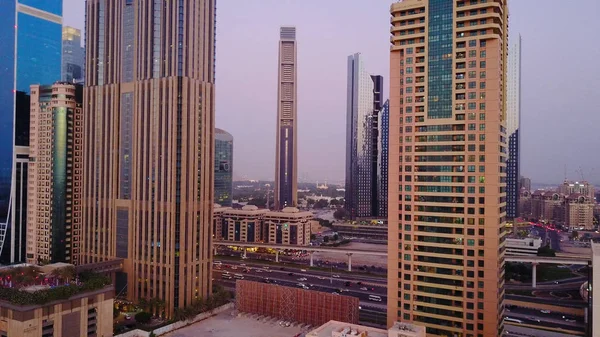 Gyönyörű légifelvételek ég tetején a napkelte és a város futurisztikus városképeket épületek és infrastruktúra. Dubai, Egyesült Arab Emírségek. Felülnézet Dubai napkeltekor — Stock Fotó