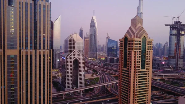 Belle vue aérienne avec ciel du sommet au lever du soleil et bâtiments et infrastructures futuristes de la ville. Dubaï, Émirats arabes unis. Vue du dessus de Dubaï au lever du soleil — Photo