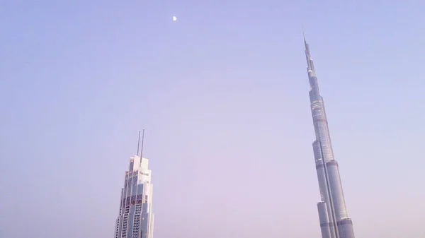 Légifelvétel a belváros Dubai belvárosában egy nyári napon, Egyesült Arab Emírségek. Légi kilátás a belváros Dubai épületek felhőkarcolók és a poros Skyline a napkelte. Kalifa — Stock Fotó