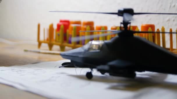 Oyuncak ahşap masa üzerinde askeri helikopter. Küçük Ordusu Helikopter hobi modeli oyuncak masanın üzerinde. Masadaki oyuncak helikopter — Stok video