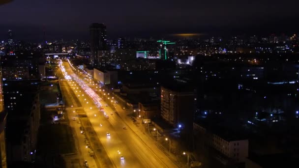 Senderos ligeros en el edificio moderno. La vida de la ciudad por la noche con el tráfico. Concepto de vida nocturna — Vídeo de stock