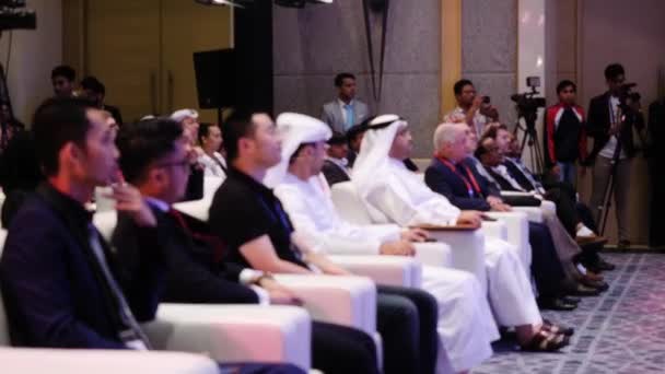 De Forenede Arabiske Emirater, Dubai - Oktober 2017: Forretningspartnere diskuterer dokumenter og ideer på mødet. Konference blockchain i Dubai – Stock-video