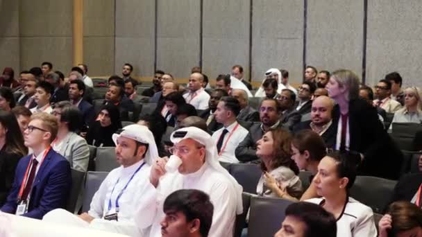 Объединенные Арабские Эмираты, Дубай - октябрь 2017: Деловые партнеры обсуждают документы и идеи на встрече. Блокчейн конференций в Дубае — стоковое видео