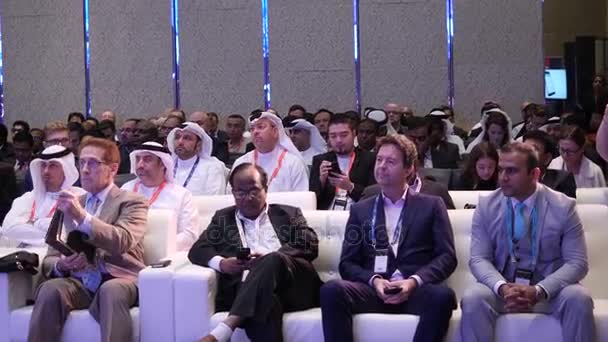 Vereinigte arabische Emirate, Dubai - Oktober 2017: Geschäftspartner diskutieren bei einem Treffen Dokumente und Ideen. Blockchain-Konferenz in Dubai — Stockvideo