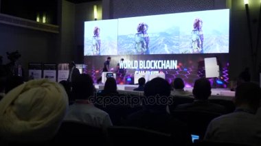 Birleşik Arap Emirlikleri, Dubai - Ekim 2017: İş toplantı ve konferanslar fikirler. Grup insanlar katılıyor konferans ve Sahne Alanı'nda ana bilgisayar hoparlörleri dinleme. Dubai Konferansı blockchain