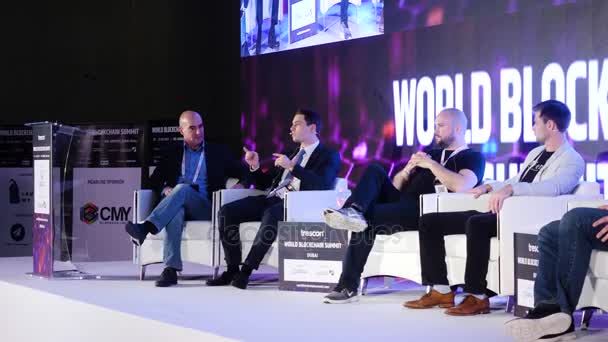 Birleşik Arap Emirlikleri, Dubai - Ekim 2017: İş toplantı ve konferanslar fikirler. Grup insanlar katılıyor konferans ve Sahne Alanı'nda ana bilgisayar hoparlörleri dinleme. Dubai Konferansı blockchain — Stok video