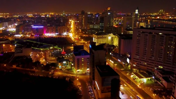 Vista aérea em carros e semáforos à noite. Intersecção à noite. Edifício de escritórios de arquitetura moderna, Transporte, tráfego de hora de ponta, carros no intercâmbio de rodovias no centro da cidade . — Fotografia de Stock