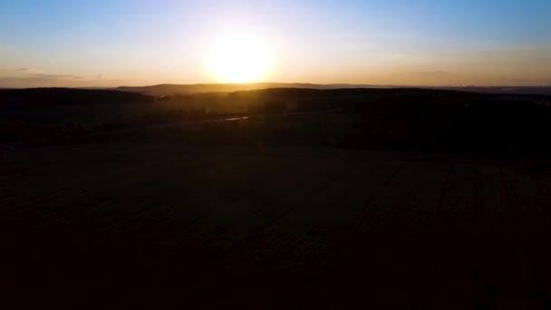 Hermosa vista aérea desde el dron Campo de caña de azúcar con atardecer cielo naturaleza paisaje fondo. Majestuoso atardecer en el paisaje natural. Panorama aéreo de verano paisaje natural . — Vídeo de stock