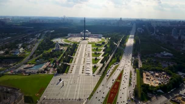 Aerial view on Poklonnaya Hill in Moscow, Russia. Poklonnaya Hill in Moscow, Russia. Statue of St. George and main building of museum of Great Patriotic War on Poklonnaya Hill, aerial view. — Stock Video