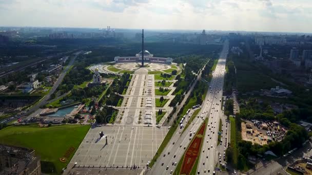 Aerial view on Poklonnaya Hill in Moscow, Russia. Poklonnaya Hill in Moscow, Russia. Statue of St. George and main building of museum of Great Patriotic War on Poklonnaya Hill, aerial view. — Stock Video