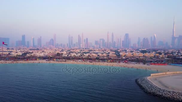 迪拜地平线景观从海岸或海滩与城市风景和摩天大楼与哈里发的背景。惊人的鸟瞰迪拜从哈里发塔。全景场景. — 图库视频影像