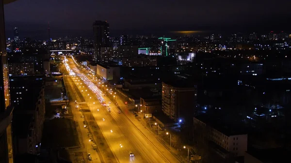 Licht paden op het moderne gebouw. Het leven van de stad bij nacht met verkeer. Concept van nachtleven — Stockfoto