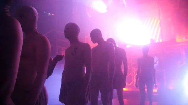 Gente medio desnuda bailando en el escenario. Arte moderno, hombre y chica semidesnudos con máscaras bailando en el escenario — Foto de Stock