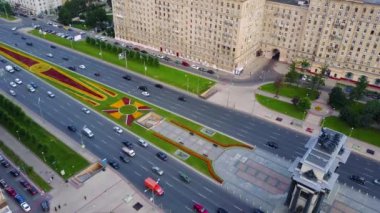 Havadan görünümü üzerinde zafer takı, zafer Parkı Moskova'da. Kutuzov avenue üzerinde zafer takı boyunca taşıma araçları ve yayalar
