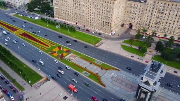 Flygfoto på triumfbåge, Victory Park i Moskva. Längs triumfbåge på Kutuzov avenue flytta bilar och fotgängare — Stockvideo
