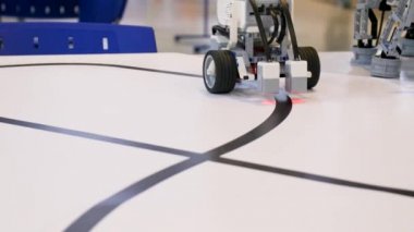 Yeni robot projesi. Siyah bant üzerinde sürüş. Kendi yolunu bulmak ile kontrol. Elektrikli araç robot tekerlek yarış sırasında üzerinde