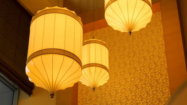 Lampe en papier jaune orange style lanna traditionnel. Lampe traditionnelle népalaise, chinoise ou asiatique sous le plafond — Photo