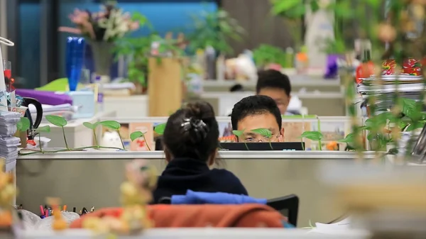 Asiatische Geschäftsmann am Schreibtisch sitzend Laptop Computer Geschäftsleute echtes Büro. Team asiatischer Geschäftsleute arbeitet im Büro zusammen. — Stockfoto