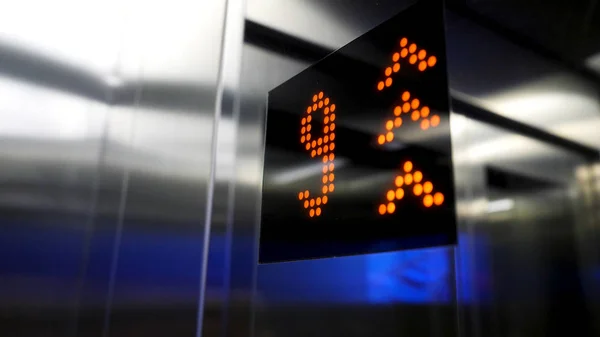 В лифте современного бизнес-центра на электронном ЖК дисплее. Внутри лифта. Вид на панель с номером и стальной серебряной облицовкой. монитор номер этажа в лифте — стоковое фото