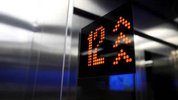 Im Aufzug des modernen Business Centers auf elektronischem LCD-Display. Innenraum des Fahrstuhls. Ansicht des Panels mit der Nummer und dem silbernen Stahlfutter. Monitor zeigt Anzahl Etage im Aufzug — Stockfoto