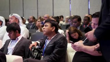 Dubai-27 Mayıs: cryptocurrency ve blockchain ilgili konferans insanlara. Dubai Dünya Ticaret Merkezi sergide Arap Seyahat Pazar 2017.