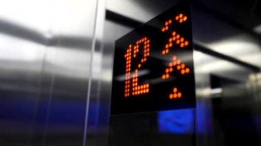 Asansör elektronik Lcd üzerinde modern iş merkezinin görüntülemek. Asansör içinde iç. Panel Çelik gümüş astar ve numarası ile görünümünü. sınıf başkanı göstermek sayı kat asansörde