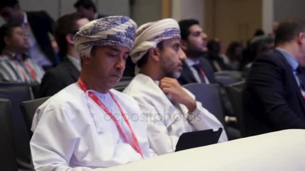 Dubaï 27 MAI : les gens à la conférence sur crypto-monnaie et blockchain. Salon Arabian Travel Market 2017 à Dubaï World Trade Center . — Video