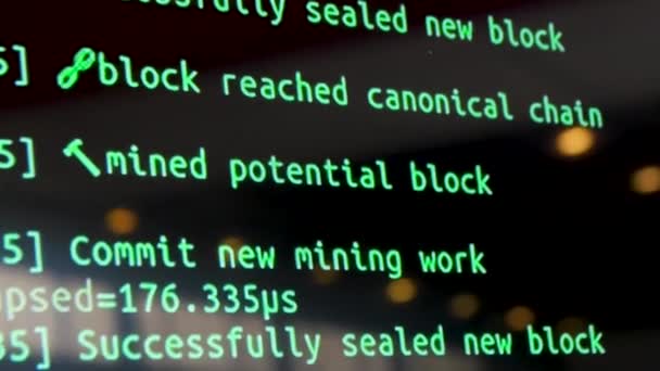 Kripto kodu, yeşil kollarında ile ekran. Program kodu iş madencilik araştırma cryptocurrency. Yazılım Geliştirici kodu ile ekran. Kripto-para — Stok video