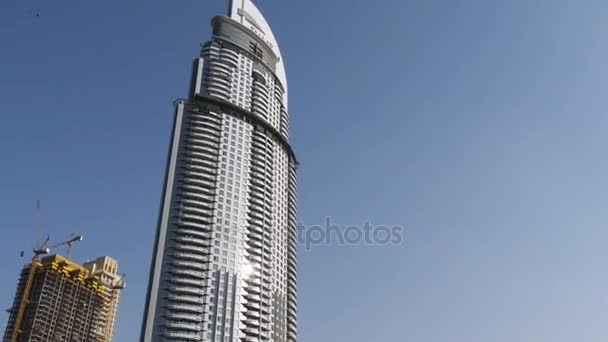 ドバイ、アラブ首長国連邦、2017 年 5 月 1 日: 白の金融街の高層ビル。青い空を背景に高層ビル。ビジネス、財政、不動産の背景。ドバイ、アラブ首長国連邦の高層ビル. — ストック動画