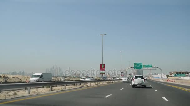 アラブ首長国連邦、ドバイ - 2017 年 10 月: 男の車の眺めをドバイで車で旅行します。ホット車のホイールの後ろに男、ドバイの路上で車の内装から表示します。 — ストック動画