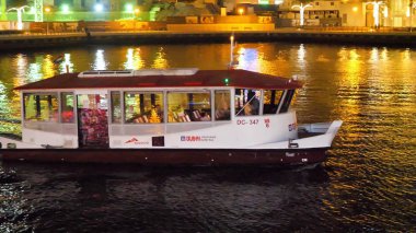 Dubai Marina ve Dubai, BAE Dhow tekne gece aydınlatma. Yapay bir kanal şehri. Motorlu tekne, güzel bir gece şehir manzara arka plan