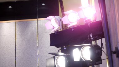 Tiyatro spot ışığı ile duman duvara. Spot ışık, ışığı, lamba